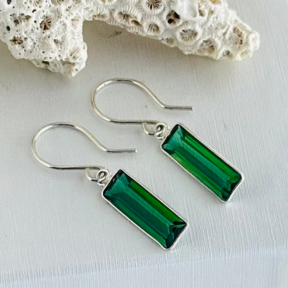 Faceted rectangle Emerald hydroquartz earrings 🍃🍀💚surrounded by a 925 silver bezel. they are simple yet make a statement!🧚🏻‍♂️💖