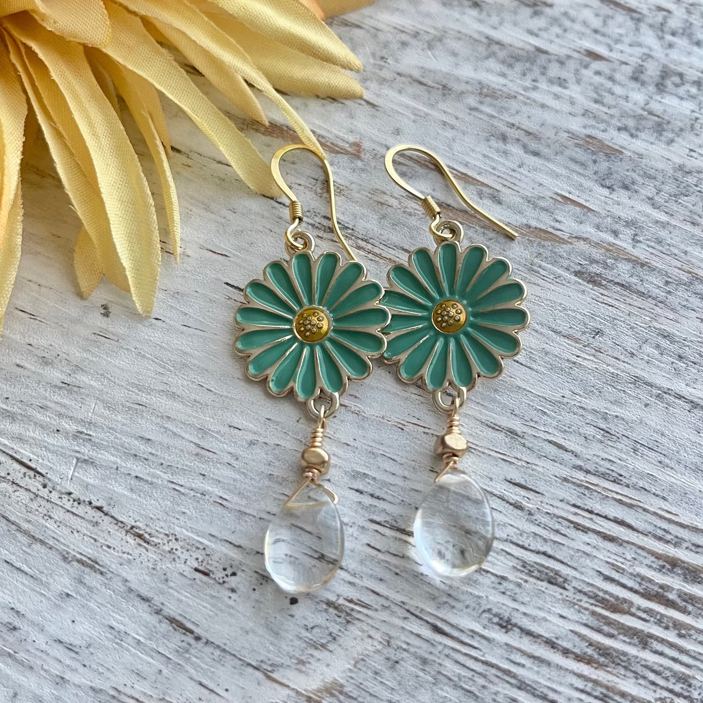 Up your style with these unique Daisy Flower Earrings! The enamel Daisy flower charm gives these earrings a beautiful and dynamic look, while the Prasiolite teardrop gemstone adds a bold splash of shine